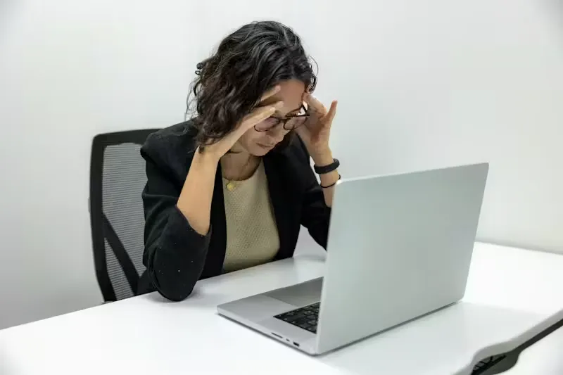 Persona confundida frente a una laptop revisando información poco clara.