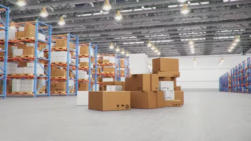 Almacén con cajas acumuladas y control de inventario desordenado.